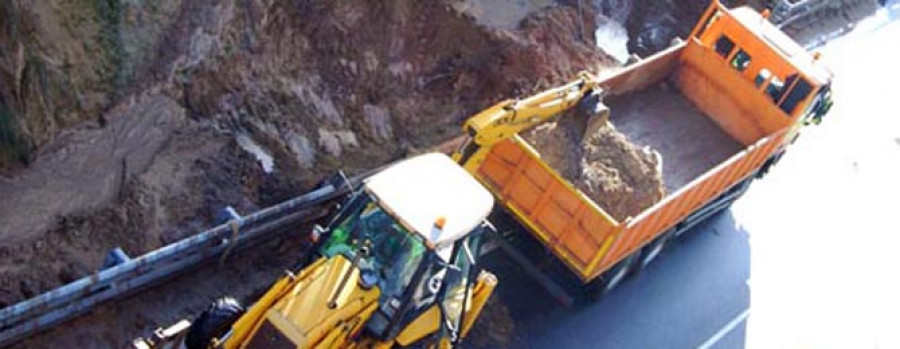 CALDAS DE REIS - La presión de una bolsa de agua provocó el derrumbe del talud en la Variante Este