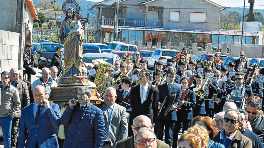 Dena honra la festividad de San José en su día grande con una multitudinaria romería