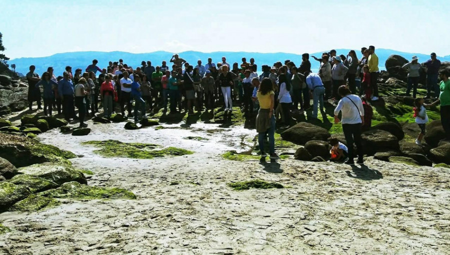 Unas 150 personas reclaman en A Carabuxeira la inmediata regeneración del arenal urbano