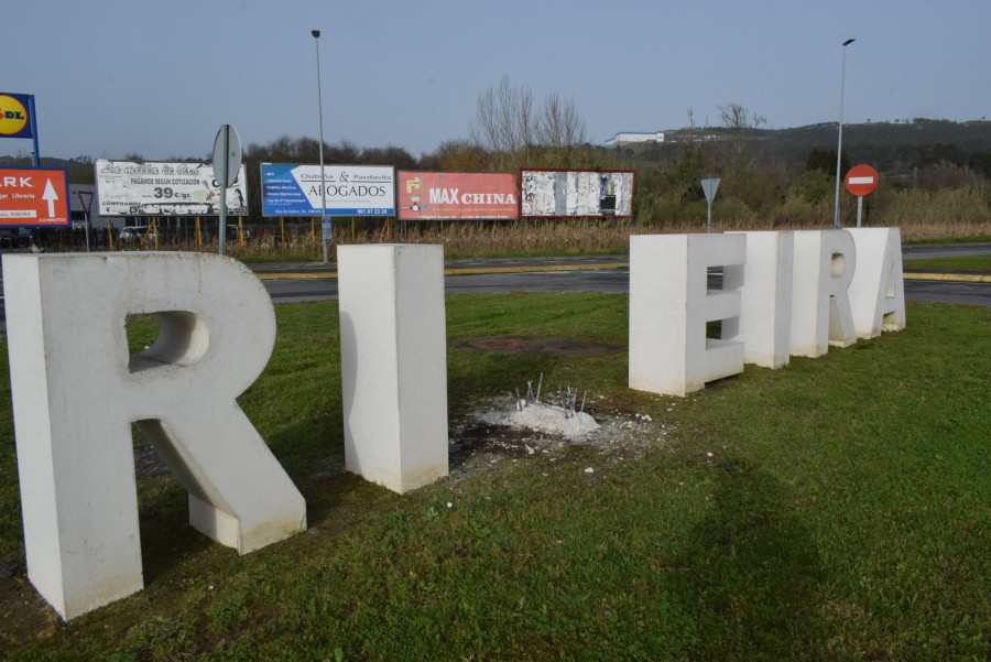 El Concello de Ribeira sustituye la "V" de los letreros de las rotondas de Xarás y As Saíñas por un corazón