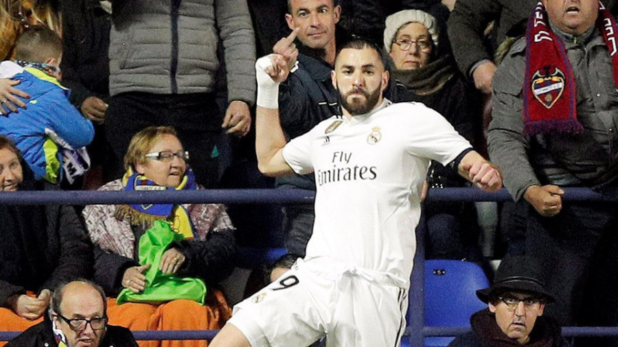 El Madrid gana en Valencia gracias a 
dos penaltis