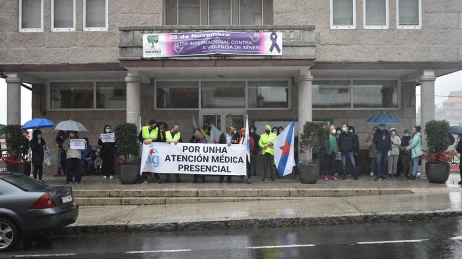 El BNG desafía a la lluvia para reclamar pediatra y menos atención sanitaria telefónica