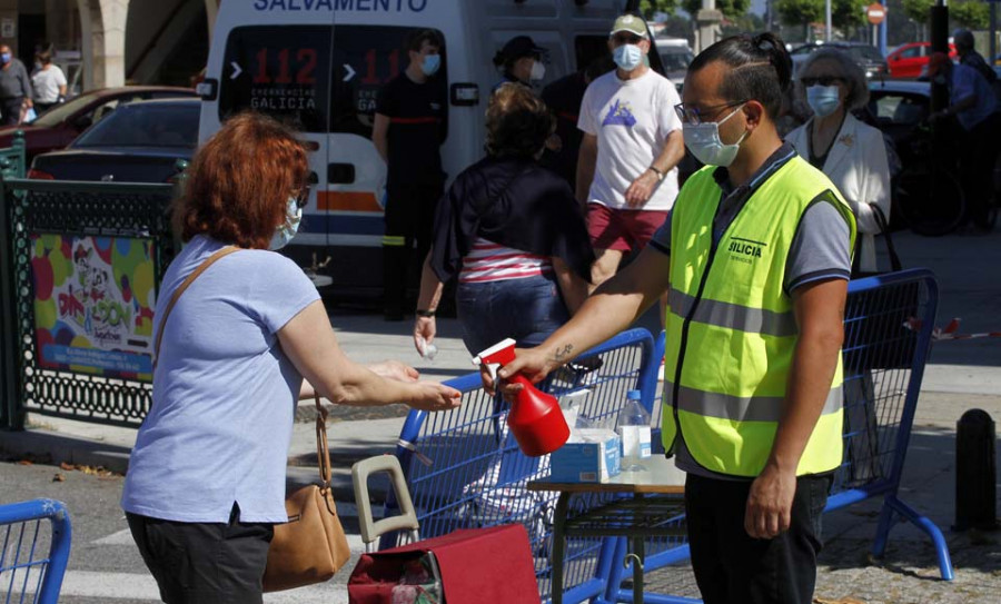 El mercadillo vuelve a Cambados con gran afluencia y seguridad