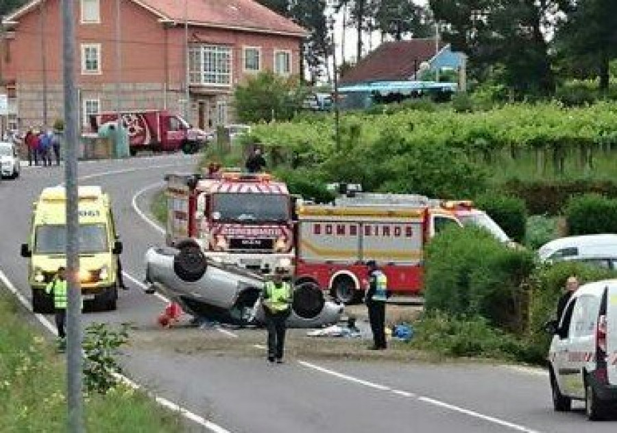 Una persona resulta herida grave en un accidente con vuelco en Taragoña