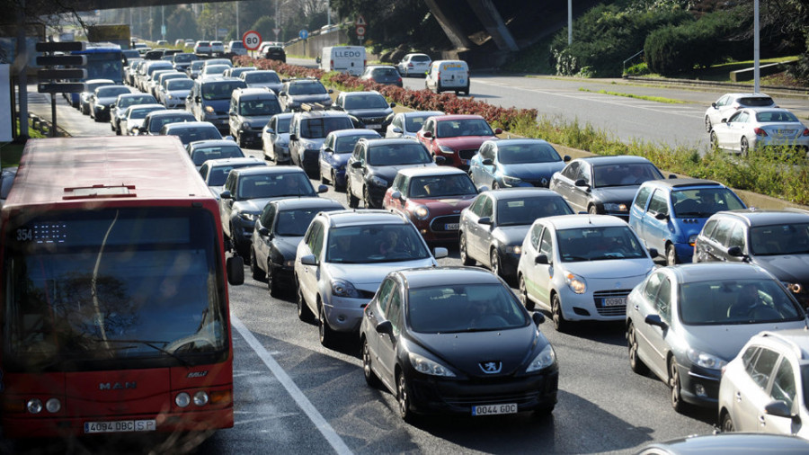 La marcha de As Pontes  causa atascos kilométricos  en A Pasaxe y Alfonso Molina