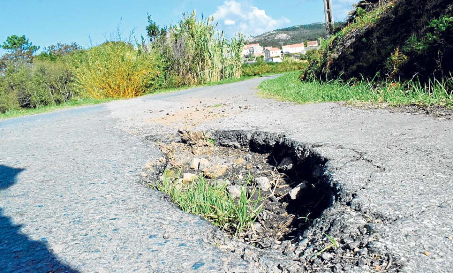 Demandan mejoras para la carretera que une los núcleos de O Vilar y Vixán, en Carreira