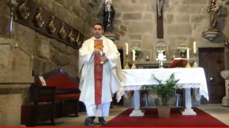 El cura de San Vicente consigue más de 1.290 seguidores para emitir las misas por YouTube