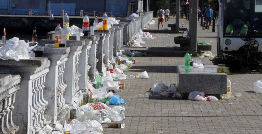 La suciedad por el botellón en la TIR despierta críticas y una nueva pelea enturbia la movida nocturna