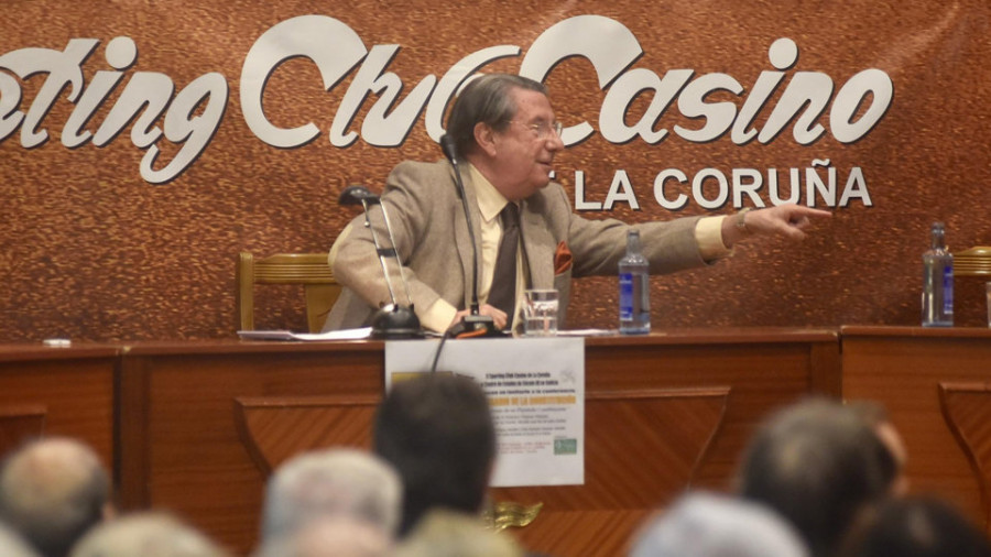 Francisco Vázquez ejerce de “relator” de la verdad constitucional durante un acto en el Sporting Club Casino