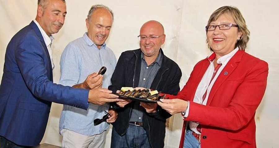 Rosa Quintana elogia la alta calidad del mejillón gallego en la celebración de Rianxo