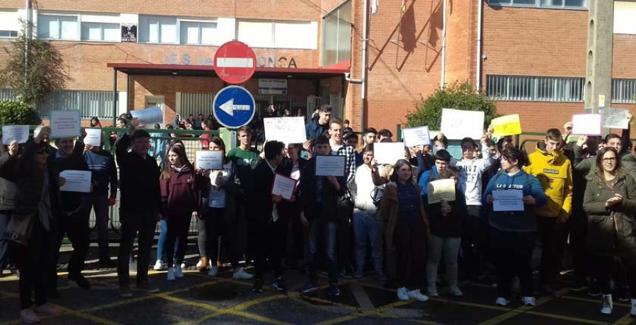 Padres y alumnos se concentran en el IES de Vilalonga para exigir mejoras en el transporte escolar