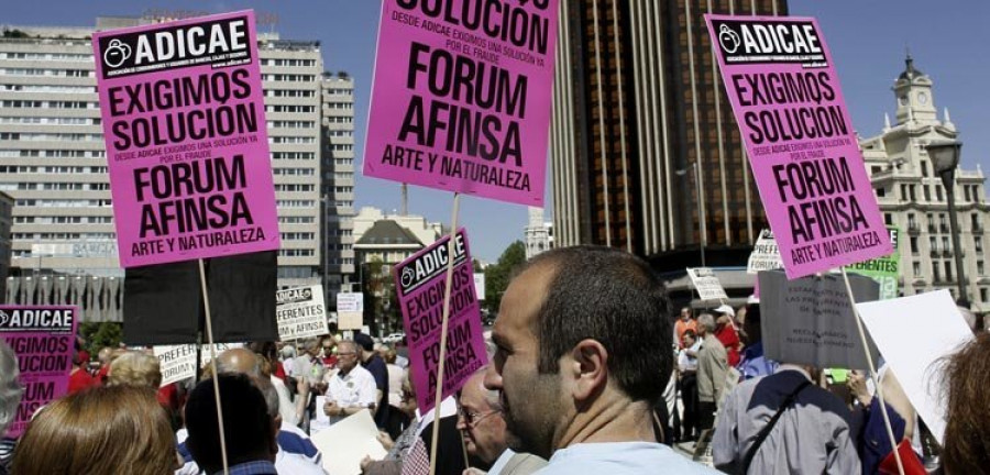 La excúpula de la sociedad Fórum Filatélico se sienta en el banquillo once años después
