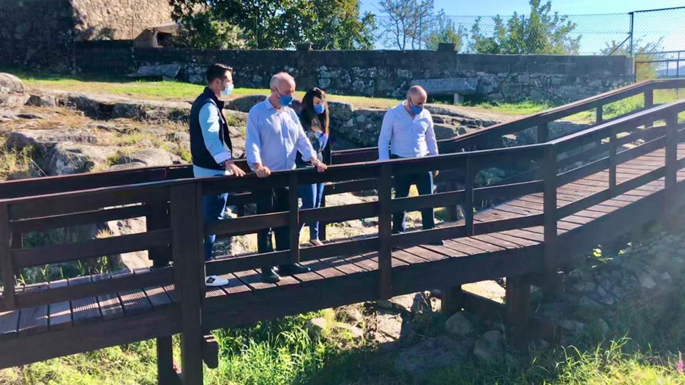 El Concello de Vilanova acomete la reparación de la pasarela de madera de los molinos de Currás