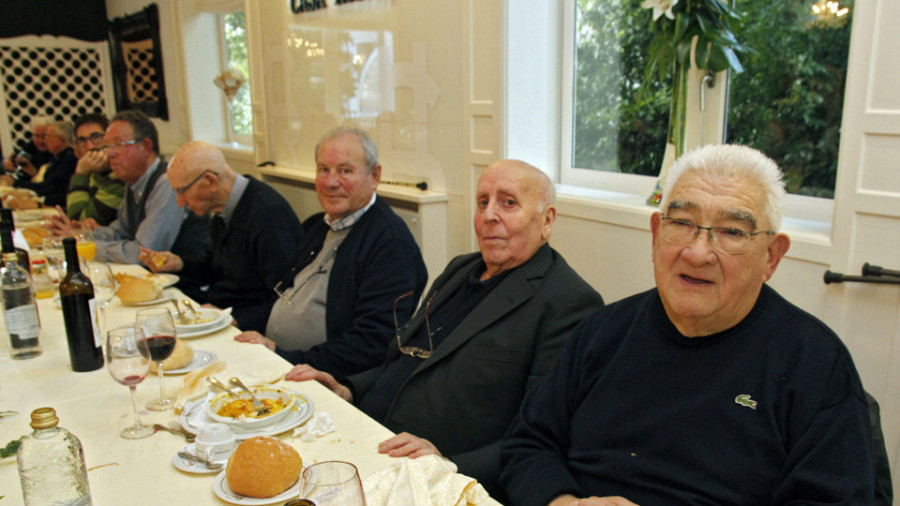 Vilanova homenajea a don Tucho por un cuarto de siglo de trabajo en la parroquia