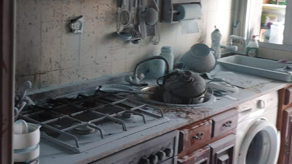 El incendio de una olla al fuego provoca importantes daños en una cocina de Rúa Ourense