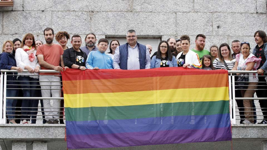 Ribadumia iza la bandera arcoíris en defensa de la diversidad social