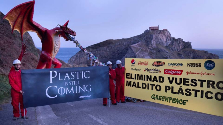 Greenpeace protesta contra el plástico con un dragón