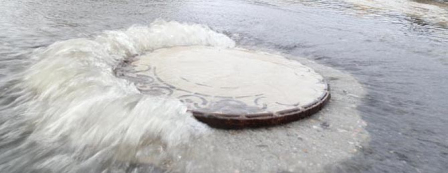 Una tromba de agua de 15 minutos desborda alcantarillas e inunda viales en O Barbanza