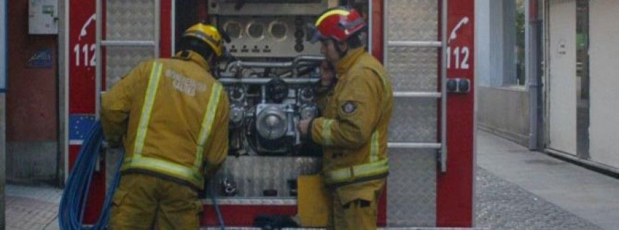 Los bomberos ventilan un edificio en Os Colexios tras un incendio en el bar del bajo