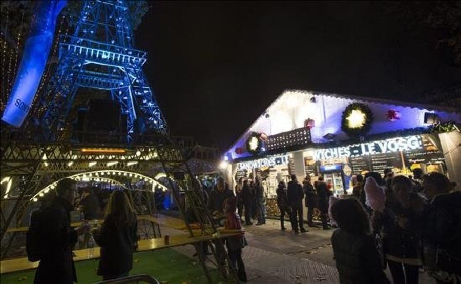 Miles de bombillas iluminan los Campos Elíseos de París por la Navidad