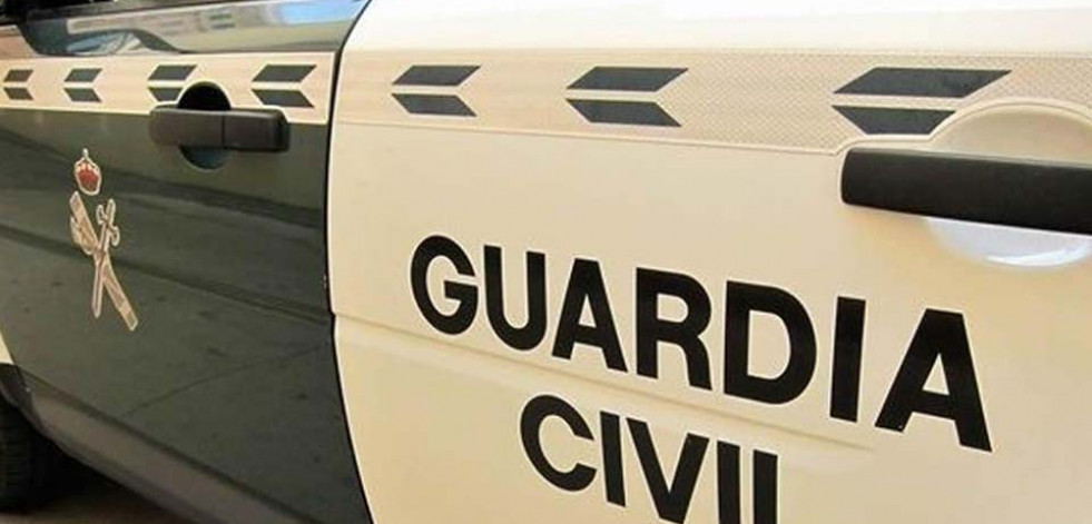 Cuatro personas resultan heridas en Cangas tras salirse su coche de la carretera y chocar con otros dos estacionados