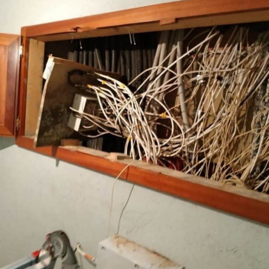 Rescatan a un técnico atrapado dentro de un cuadro de cables de un piso en Boiro