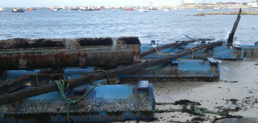 El temporal arranca el paseo de A Lanzada, tira árboles y hunde barcos en Meloxo