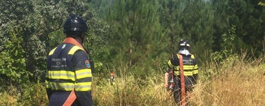 Frenan un incendio en O Pousadoiro antes de que se  extienda y apenas se quema una hectárea de monte