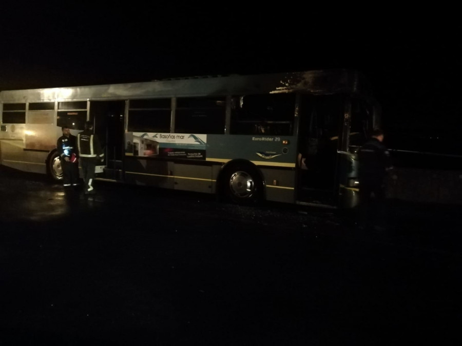 Arde un autobús urbano de la empresa Ferrín que estaba aparcado en el muelle comercial de Ribeira