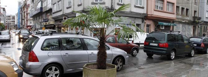 Los placeros impiden la colocación de bolardos en la calle García Caamaño