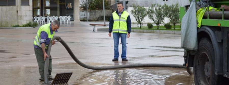 RIVEIRA- Sopesan instalar una doble malla en rejillas de la Praza de España para evitar fallos de drenaje