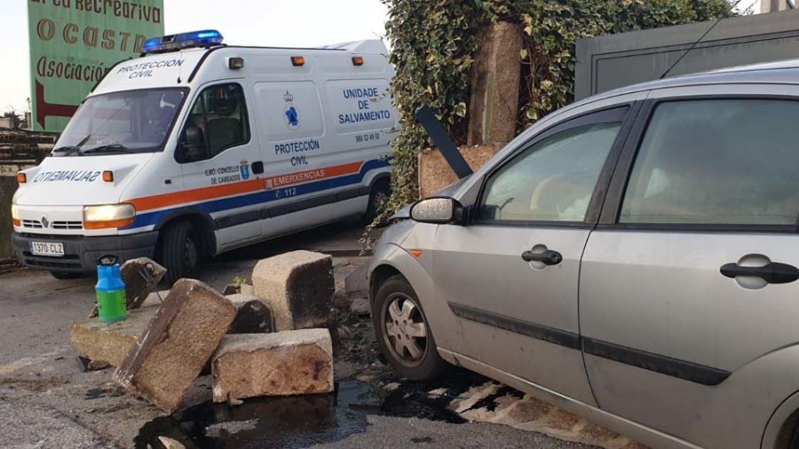 Un conductor se empotra contra el muro de una casa y da positivo en drogas y alcohol