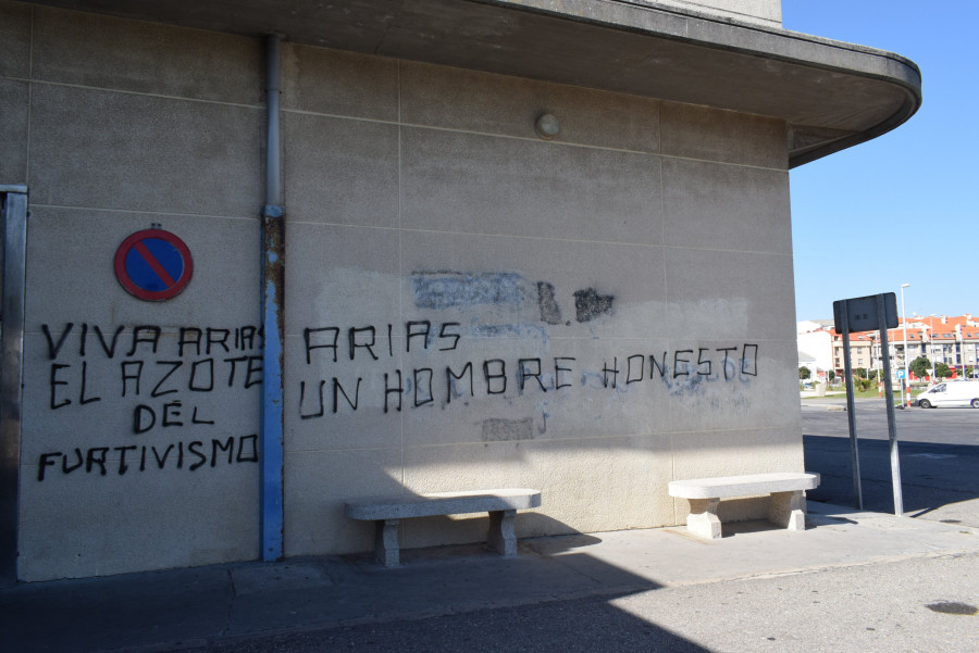 Aparecen pintadas en el puerto de Aguiño que arremeten contra los furtivos y defienden a Gardacostas