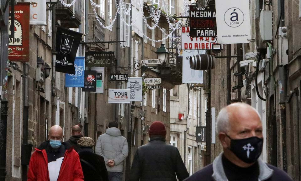 Sanidade estudia hacer cribados por edad a los residentes en A Coruña y Santiago