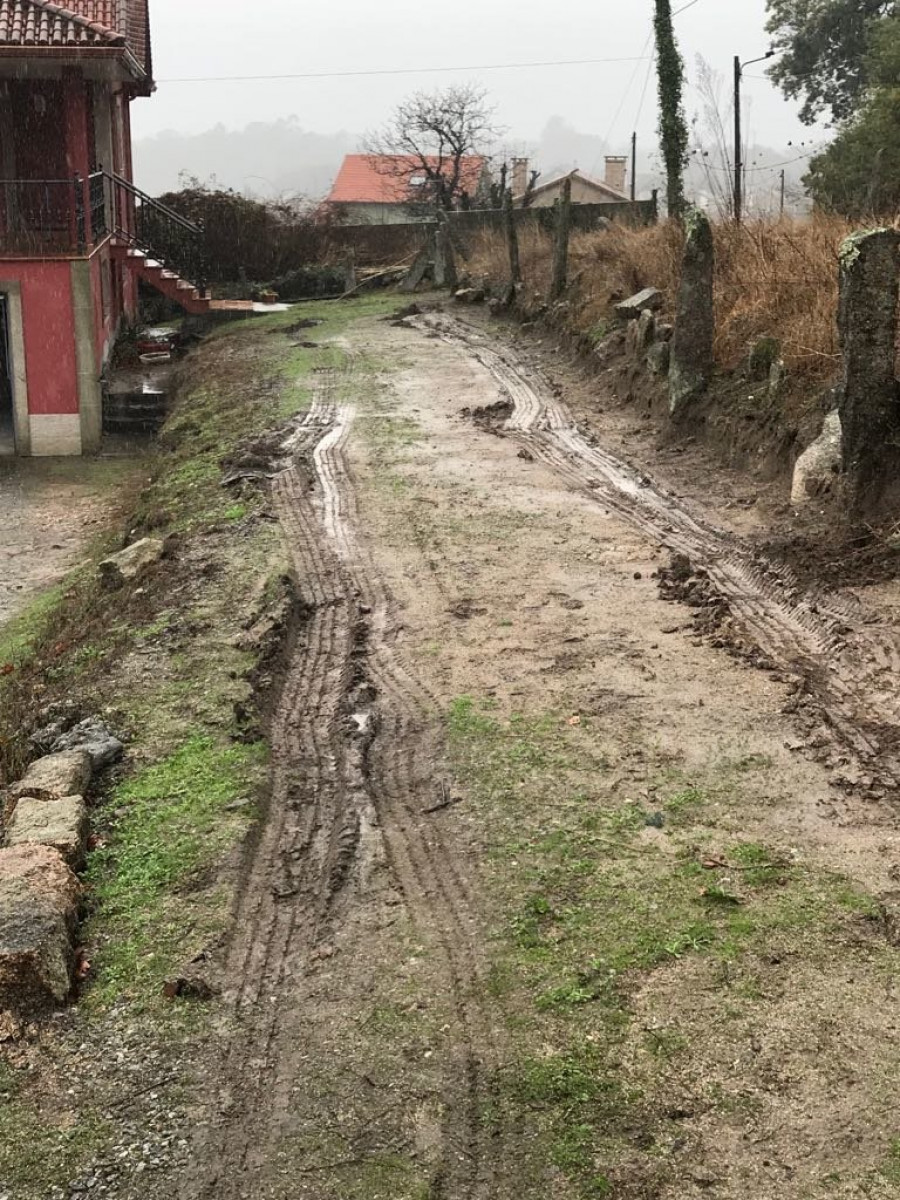 Atrapada una ambulancia en un camino embarrado de una casa de Beluso donde recogió un paciente