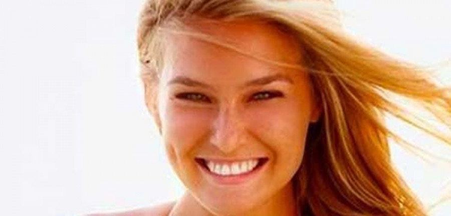 Bar Refaeli muestra su primera imagen en bikini tras dar a luz