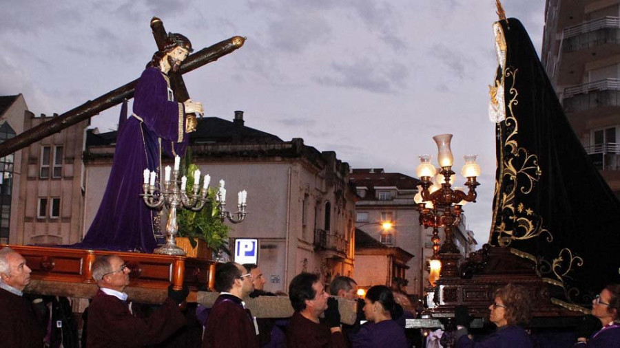Los fieles acogen con recato y solemnidad la emotiva procesión del Santo Encuentro
