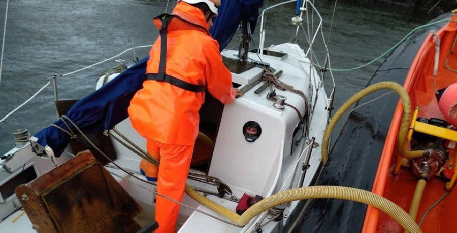 Un barco se hunde en Escarabote pese a que se avisó al dueño de una vía de agua