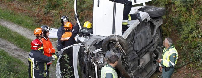 Una furgoneta “vuela” más de 150 metros en  la AP-9 y el conductor sale por su propio pie