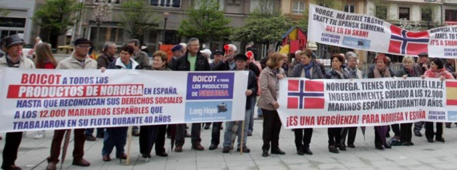 Los exmarinos se manifiestan para exigir a Noruega una indemnización