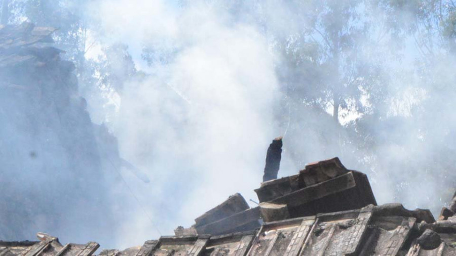 Investigan a dos personas como autoras del incendio que quemó una hectárea en A Pobra