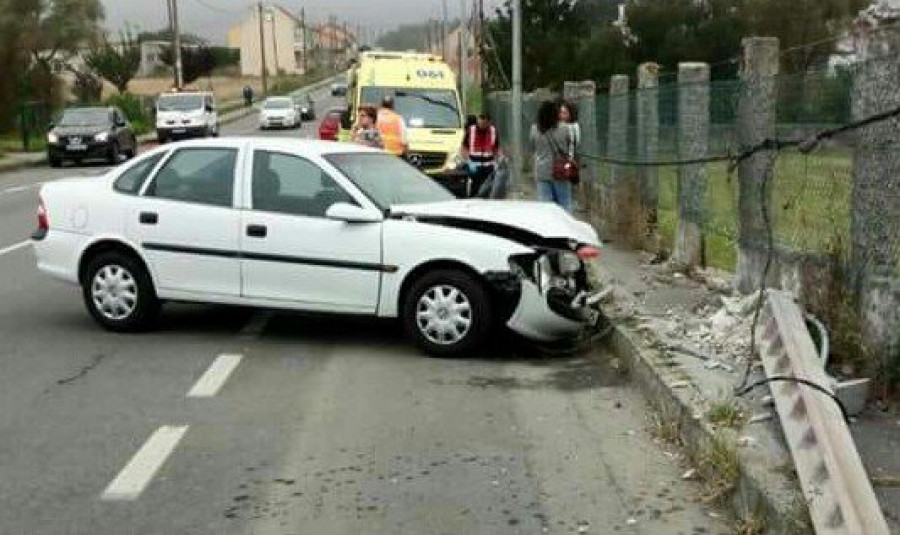 Herido un octogenario en una salida de vía en la recta de Palmeira