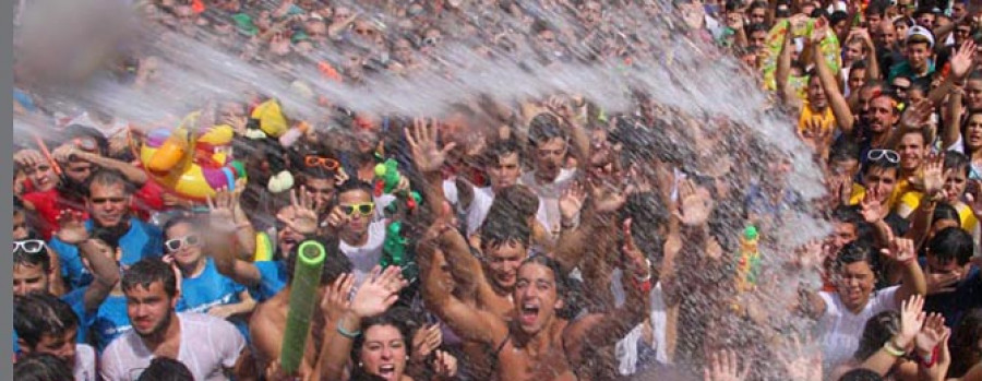 Vilagarcía se empapa en un baño de multitudes en la popular Festa da Auga