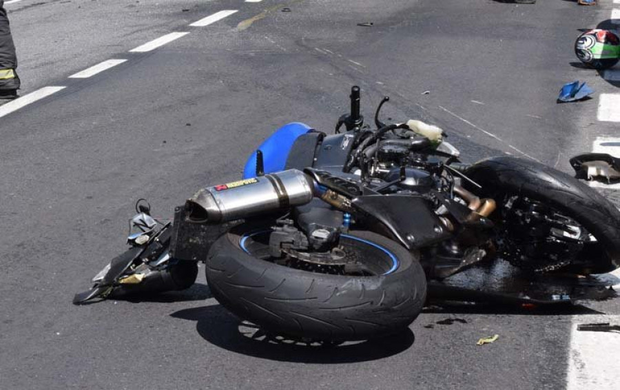 Un joven guardia civil pierde la vida en un brutal choque entre su moto y un coche en Riveira