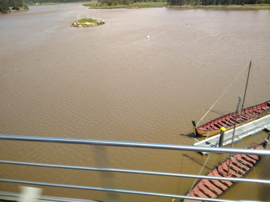 Gran cantidad de lodos arrastrados por el río Ulla ponen en peligro los bancos marisqueros de Rianxo
