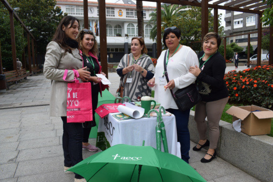 La AECC de Ribeira festeja el Día contra el Cáncer iluminando de verde la fachada del consistorio