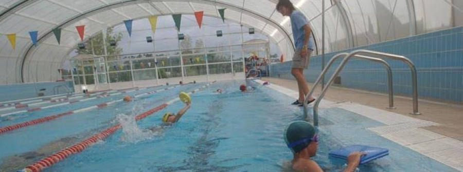 CAMBADOS-La Diputación y el Concello cambiarán la cubierta de la piscina municipal este año