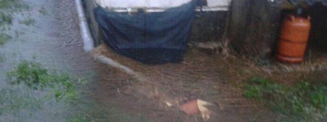 CUNTIS-Denuncian frecuentes inundaciones de aguas fecales a las puertas de una casa