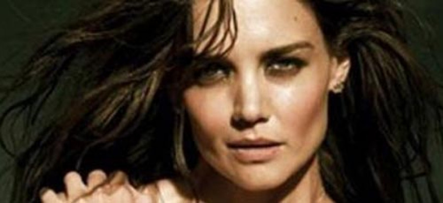 Katie Holmes muestra su sensualidad en una nueva campaña publicitaria