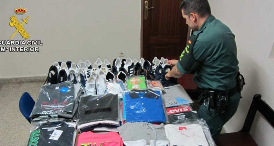 La Guardia Civil detecta en Sanxenxo ropa falsificada valorada en más de 7.000 euros